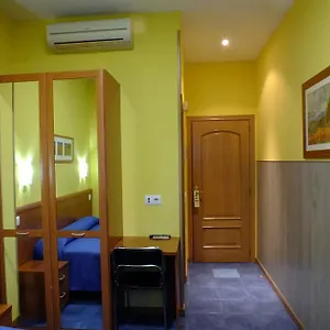 hostal-los-claveles.besthotelstoledo.com/